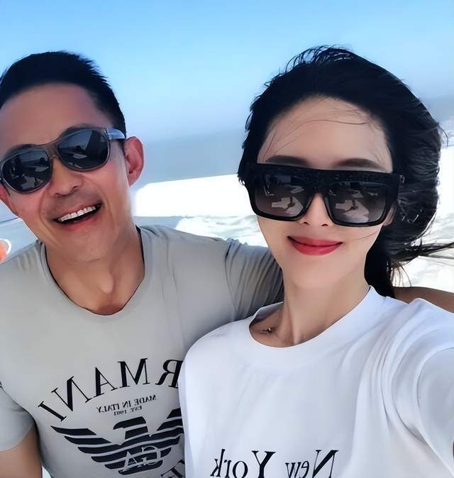 老戏骨侯勇三婚老婆真年轻！穿一身白色青春靓丽，夫妻同框像父女