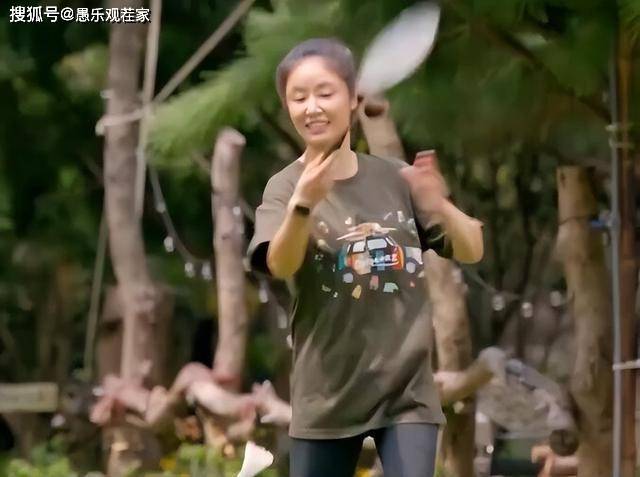47岁林心如近况引争议，容颜松弛小腹凸起，被网友嘲讽像大妈