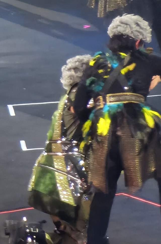 薛之谦演唱会遭吐槽，歌手不唱歌迷唱，喝水聊天摸鱼，躺着把钱赚
