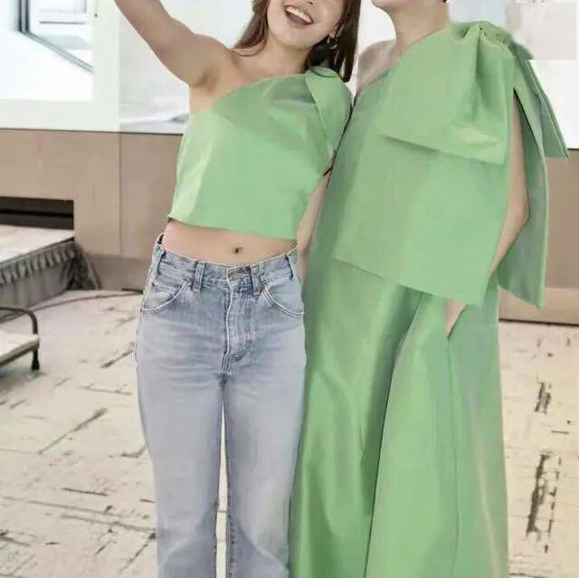 吴君如女儿正式出道，被父母砸重金栽培，但长相身材却惨遭网友嘲讽！