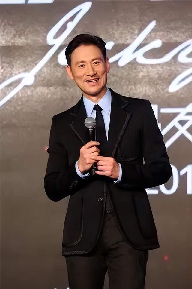 娱圈1天5个瓜：道歉，移民，恶意营销，还有人甘当“绝望的文盲”