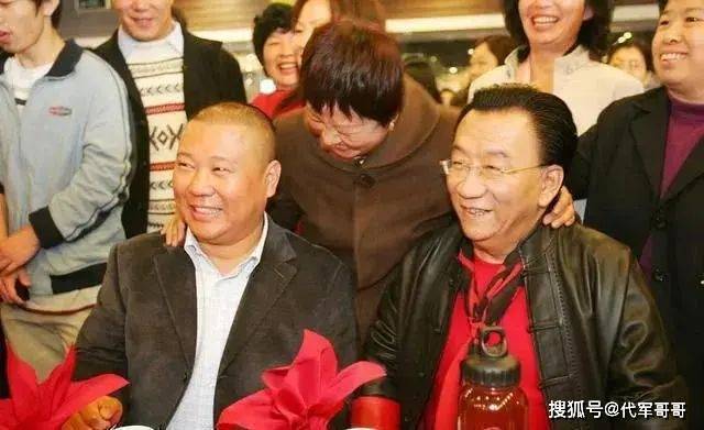 77岁侯耀华与美女歌手举止亲昵引争议，被嘲：已经活成了一个“笑话”