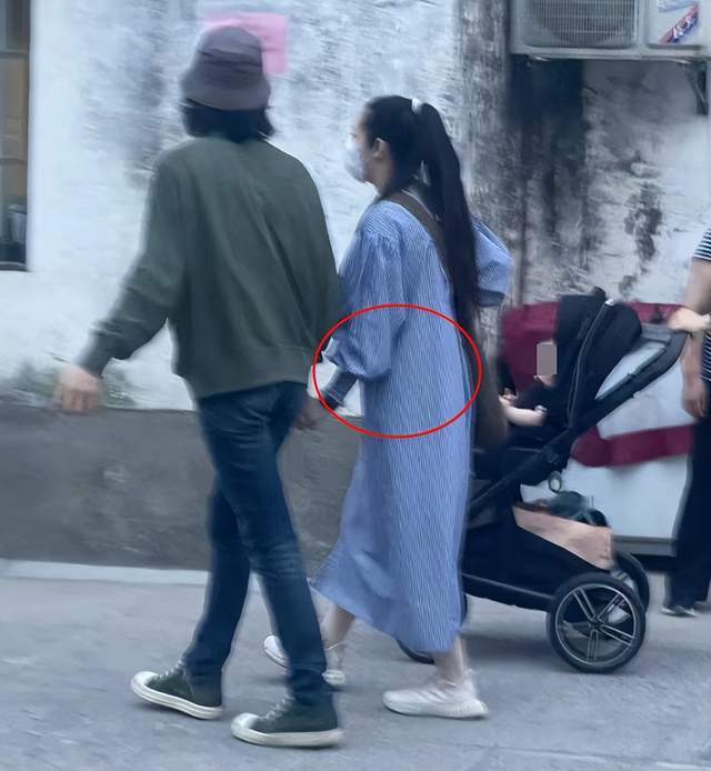 向佐陪郭碧婷逛古镇，全程牵手照顾有加，女方大肚凸起疑怀三胎