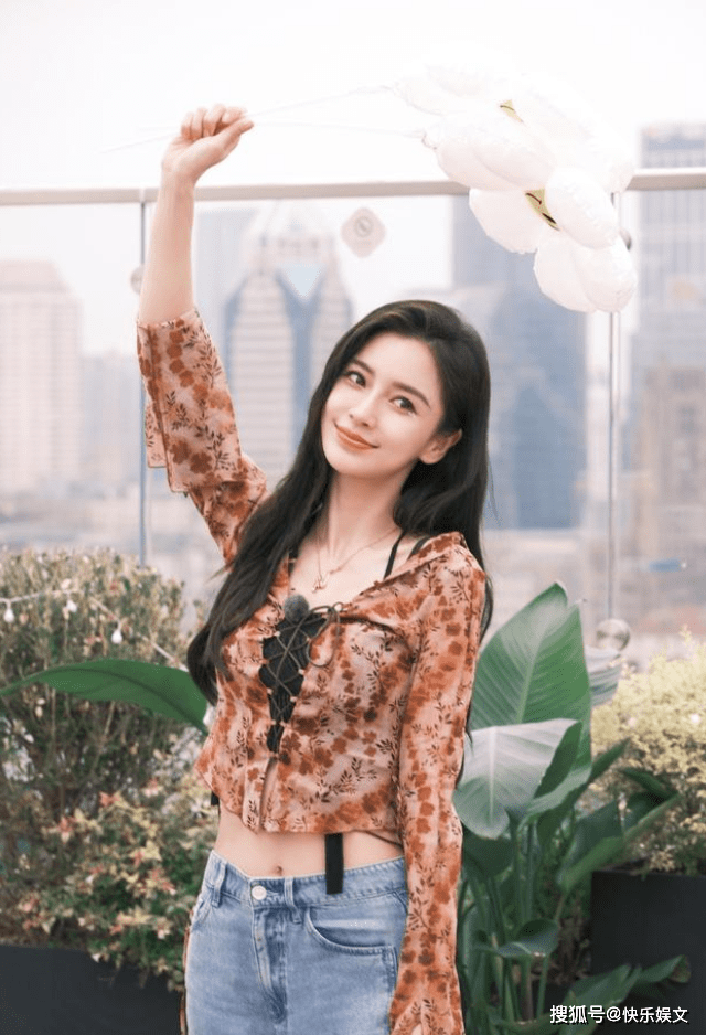 34岁杨颖与外国友人亲密合影!男方身份不简单,是爱马仕知名总监