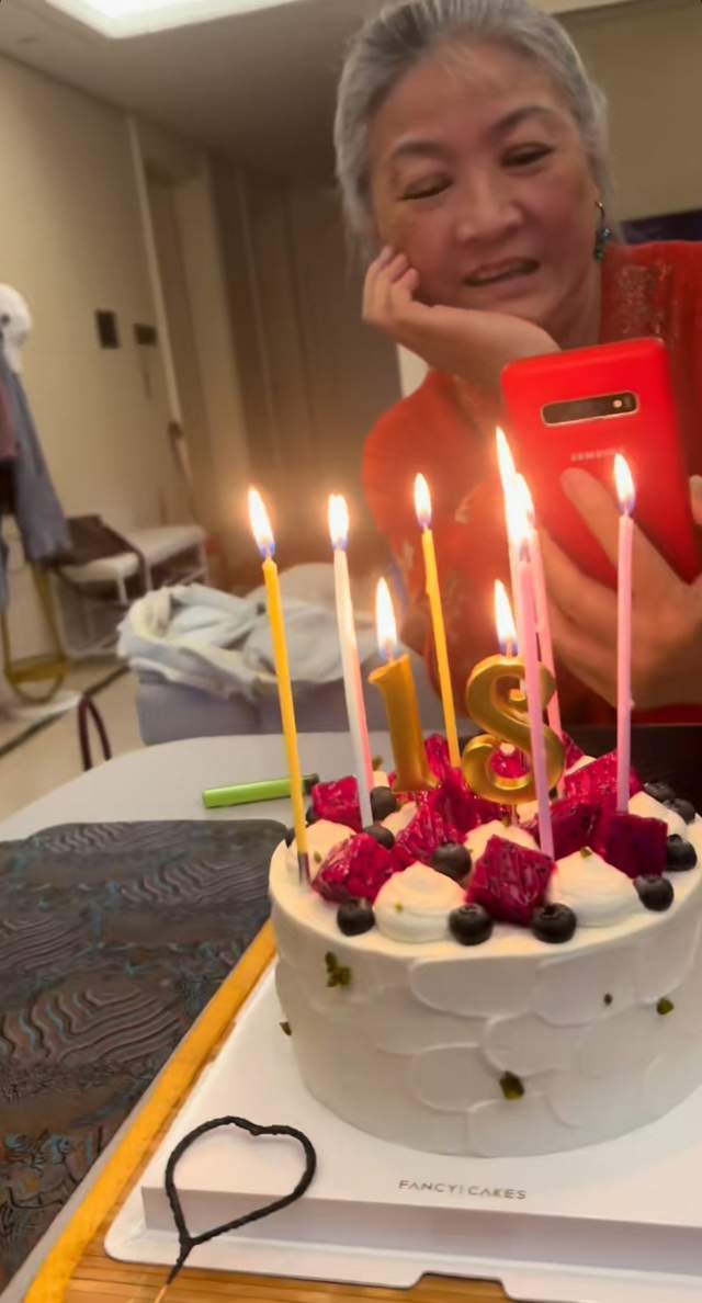 72岁李立群携妻女庆生，女儿李元元罕见出镜，33岁仍未婚惹老父亲心疼