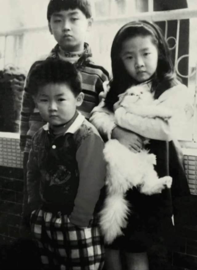 72岁李立群携妻女庆生，女儿李元元罕见出镜，33岁仍未婚惹老父亲心疼