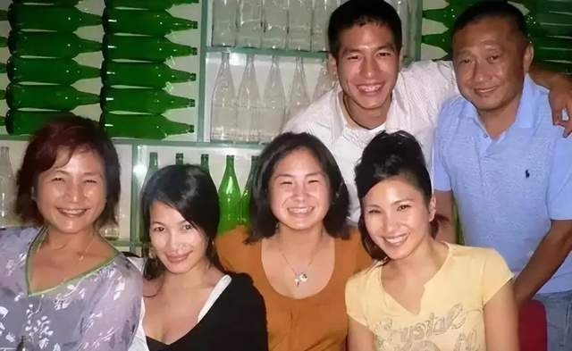 “言情天后”竟是小三？亦舒抢郑佩佩男友还公开情书， 侠女实惨！