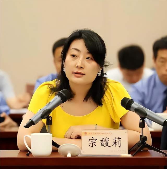 宗馥莉被曝辞职后续！老邓将下架重庆户外广告，直播间已停播两天
