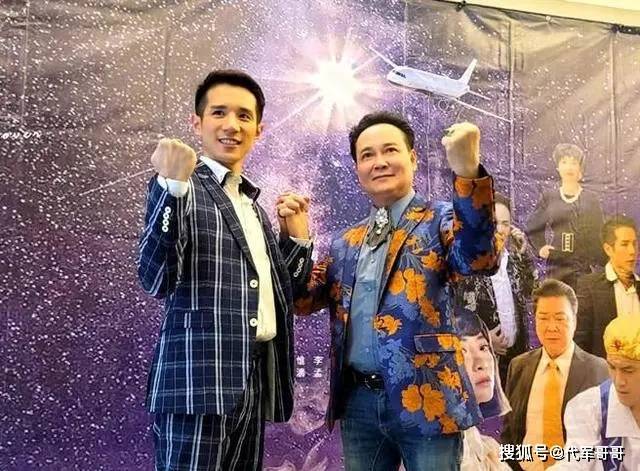 他偷渡香港成大明星，3婚5子古稀不言老，娶小20岁太太半年一体检