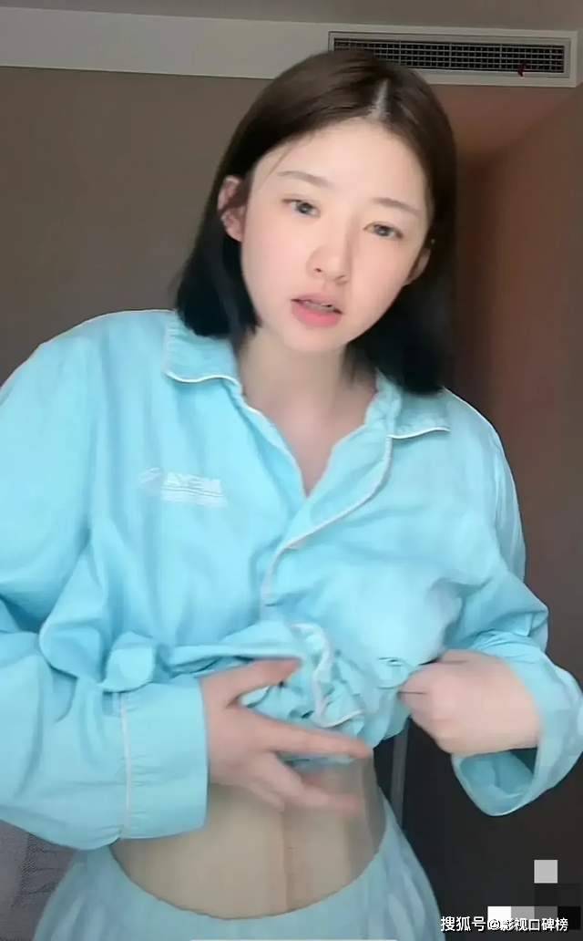 黄一鸣带着女儿坐高铁，闪闪很开心，有网友调侃“去父留子多香”