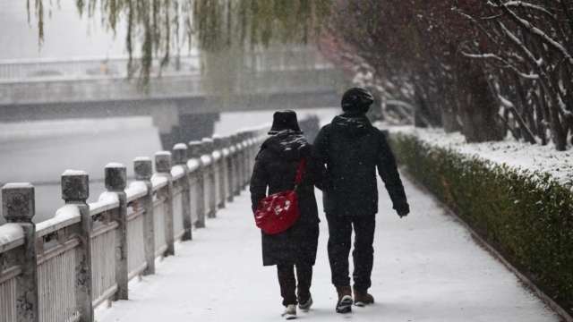 北京迎来大范围强降雪 市民雪中出行