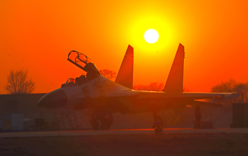 絕美！海軍航空大學某團跨晝夜飛行訓練現(xiàn)場