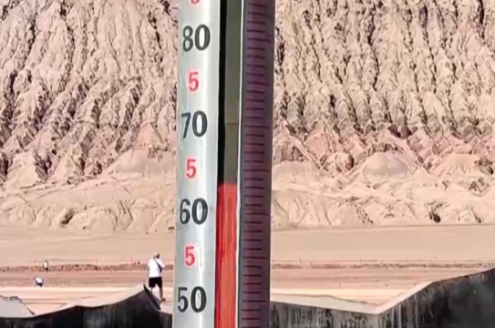 這里地表溫度飆至63℃ 游客迎“熱”而來紛紛打卡
