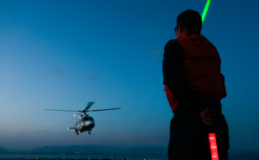 南海某海域 海警直升機(jī)展開夜間高強(qiáng)度著艦訓(xùn)練