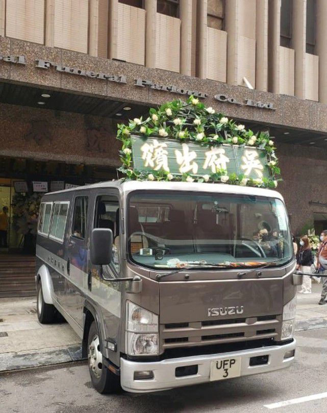 吴孟达出殡5儿女现身显憔悴 90多岁母亲未露面