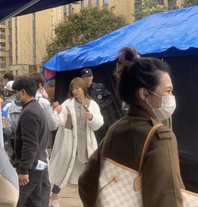 胡歌穿保安服拍戏被偶遇 心情太好笑到五官模糊