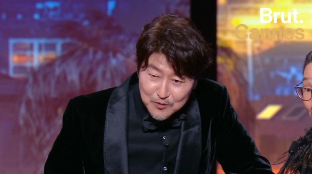 《掮客》韩国首日票房夺冠 《侏罗纪3》排第三名