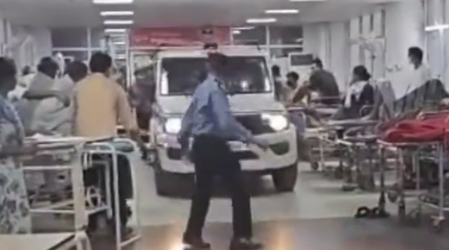 印度一男护涉嫌猥亵女医生 警察开车进病房逮捕嫌犯