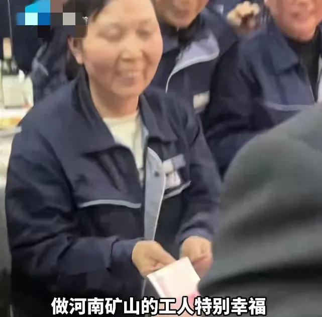 婦女節(jié)一企業(yè)女員工吃飯男員工上菜 好老板慷慨發(fā)獎金