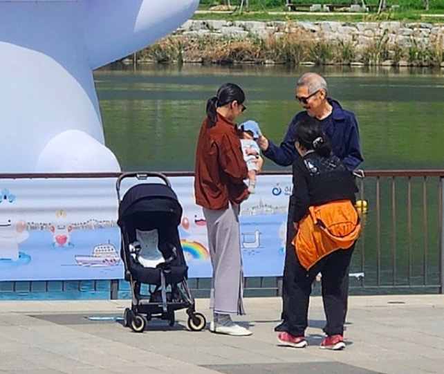 金敏喜生子后状态 身材依旧苗条笑容很灿烂！