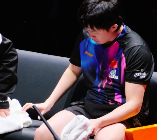 王楚钦主动擦椅子上的汗 全网热议"教会名所在"