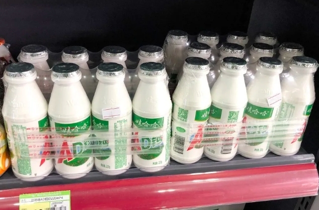 ▲超市货架上的哇哈哈AD钙奶。图/网络