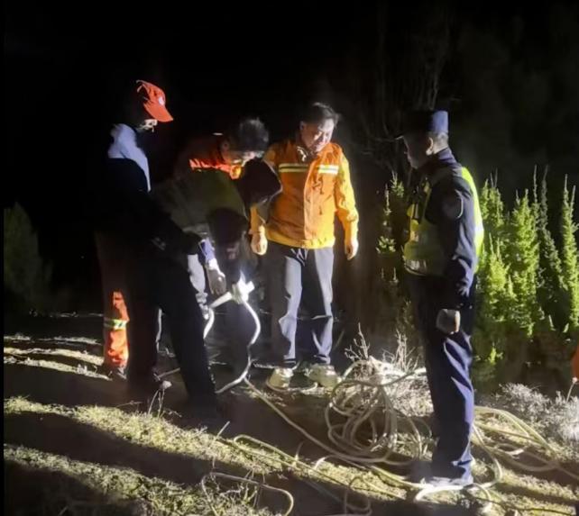 游客发现翼装飞行者被挂崖壁报警 多方联合展开紧急救援