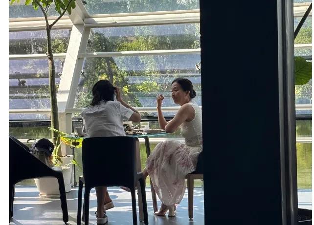 网友偶遇了刘亦菲妈妈 优雅体态引赞叹