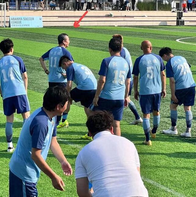 56岁白岩松踢球时摔倒 现场曝光 网友关切提醒注意安全