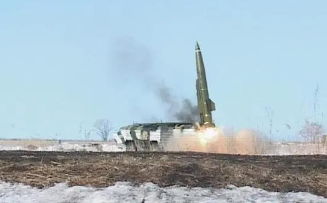 俄媒称俄军控制的赫尔松市遭导弹和火箭炮攻击