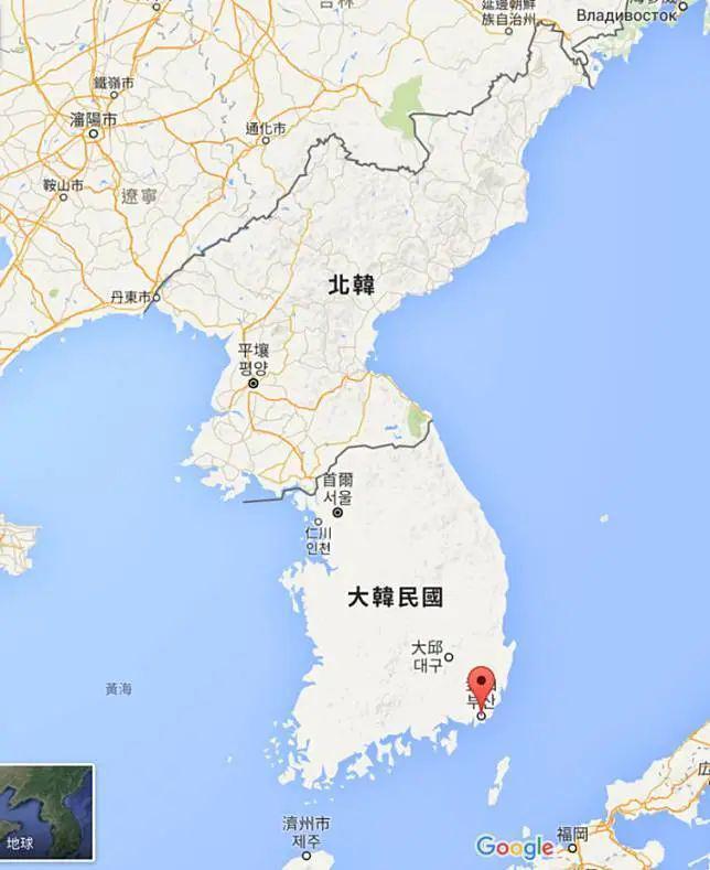 主角团中间空出来的天空,就是朝鲜地图的轮廓.