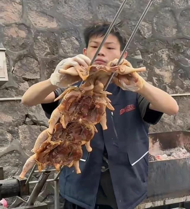 走红后喜提迈巴赫？烤鸡少年辟谣