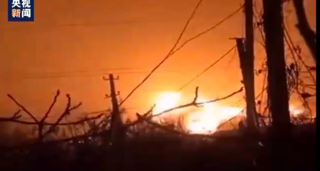 卢甘斯克一油库爆炸起火，约200吨柴油被引燃
