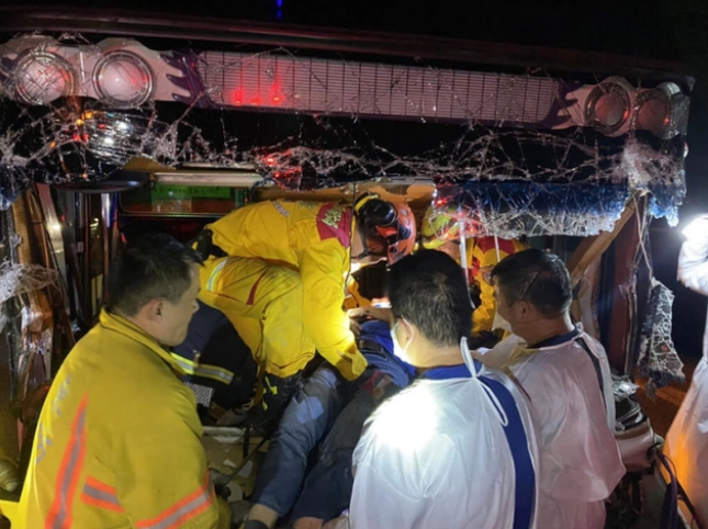 屏东县消防人员到场协助救出受困的台军所搭载车辆的司机。图自台湾“中央社”