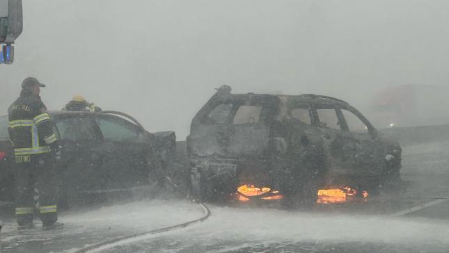 美俄勒岡州一高速路發(fā)生車禍 惡劣天氣致百車相撞