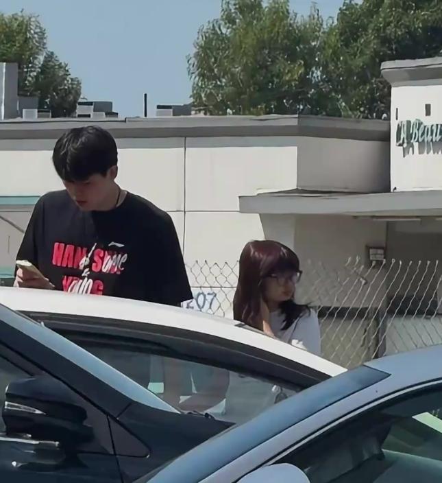 不是大专妹！杨瀚森女友换体院本科毕业照头像 网友：比大专分低