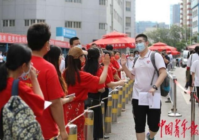高考考场外，崩溃大哭的爸爸…