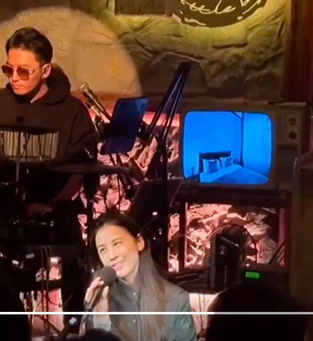黄圣依在大理酒馆唱歌 状态好松弛！