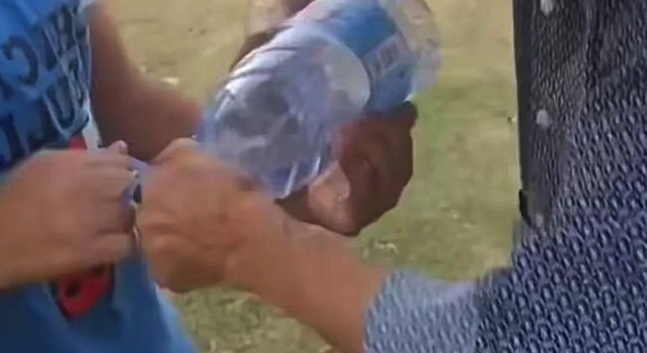 老人抢小孩未喝完的水瓶，还责怪孩子为难他一个老人