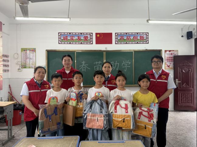 课业辅导心灵陪伴:湖北交投枫林收费站开展公益助学行动