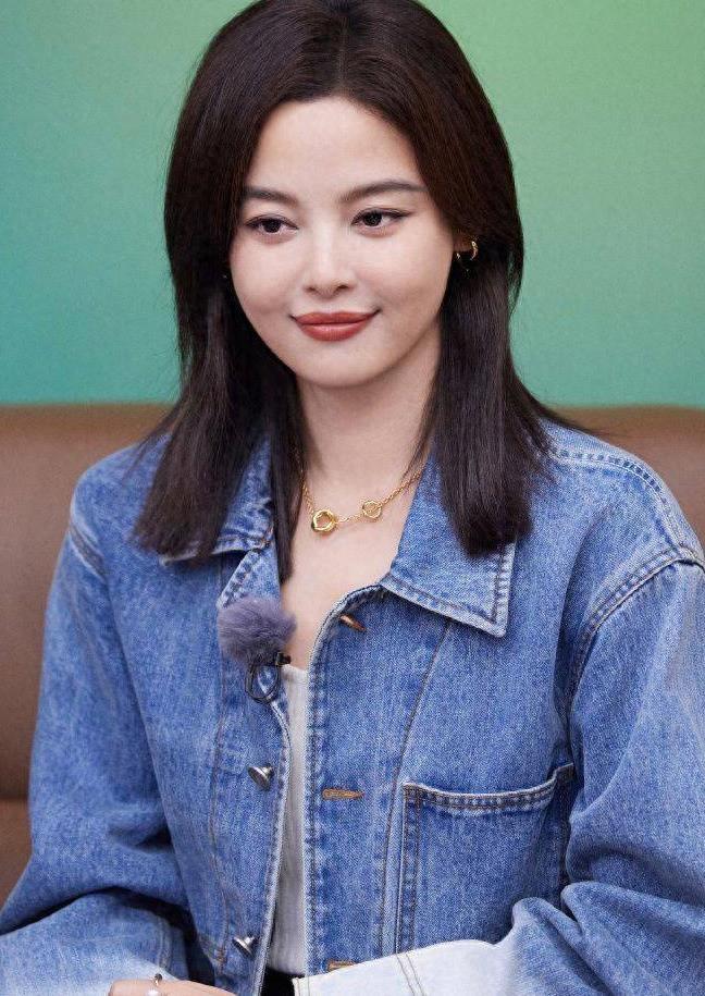 辛芷蕾晒花少节目中照片自我批评眼神充满厌恶