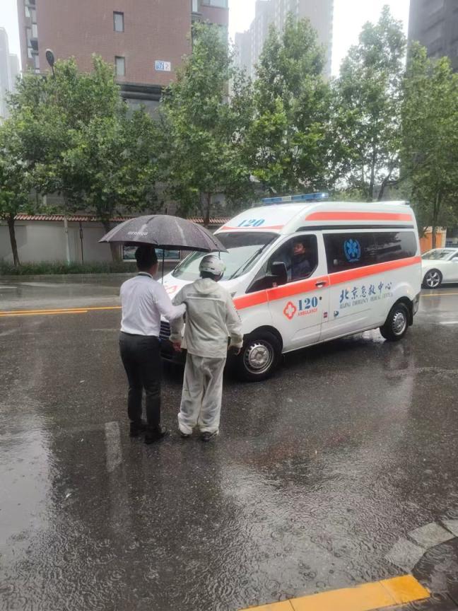 大雨中骑手摔倒，“友好商户”伸出援手