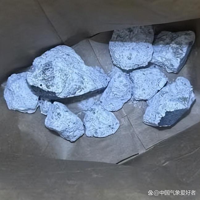 一颗巨大火球划过欧洲夜空：陨石碎片砸穿德国一房屋屋顶 居民躲过一劫 蓝色陨石引发关注