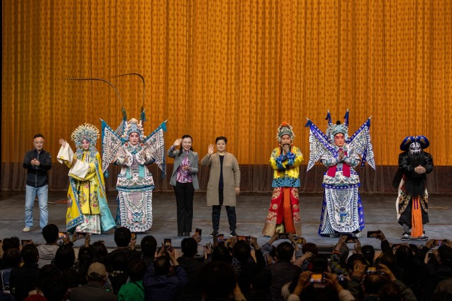 京剧《龙凤呈祥》演出后，演员与台下观众互动