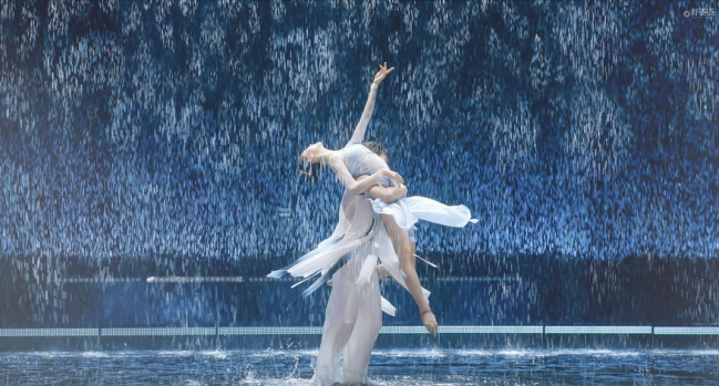 身材真好！金晨水幕舞台仙气飘飘 舞姿灵动柔美