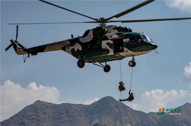直击高原特战女兵首次直升机武装机降