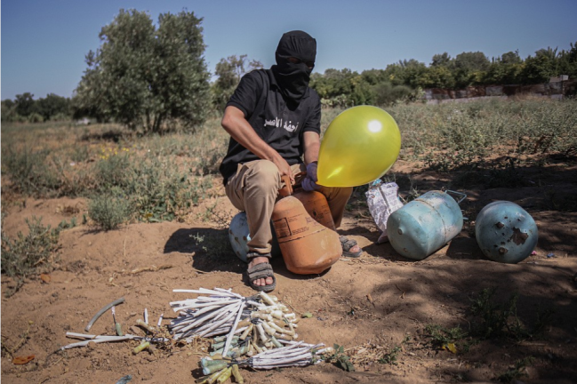 加沙民众向以色列南部发射带有燃料的气球