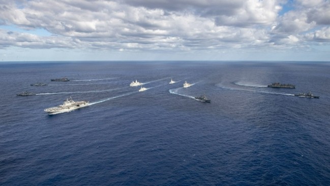美澳日韩加五国海军在珊瑚海联合军演