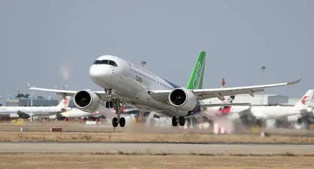 两架C919飞机飞抵首都国际机场 有望本月取证年内交付