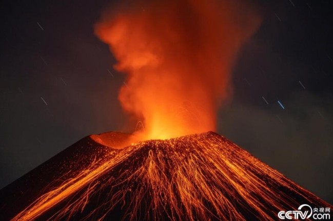 央视网消息：当地时间2021年6月17日，意大利西西里岛，卡塔尼亚埃特纳火山再度喷发。人民视觉